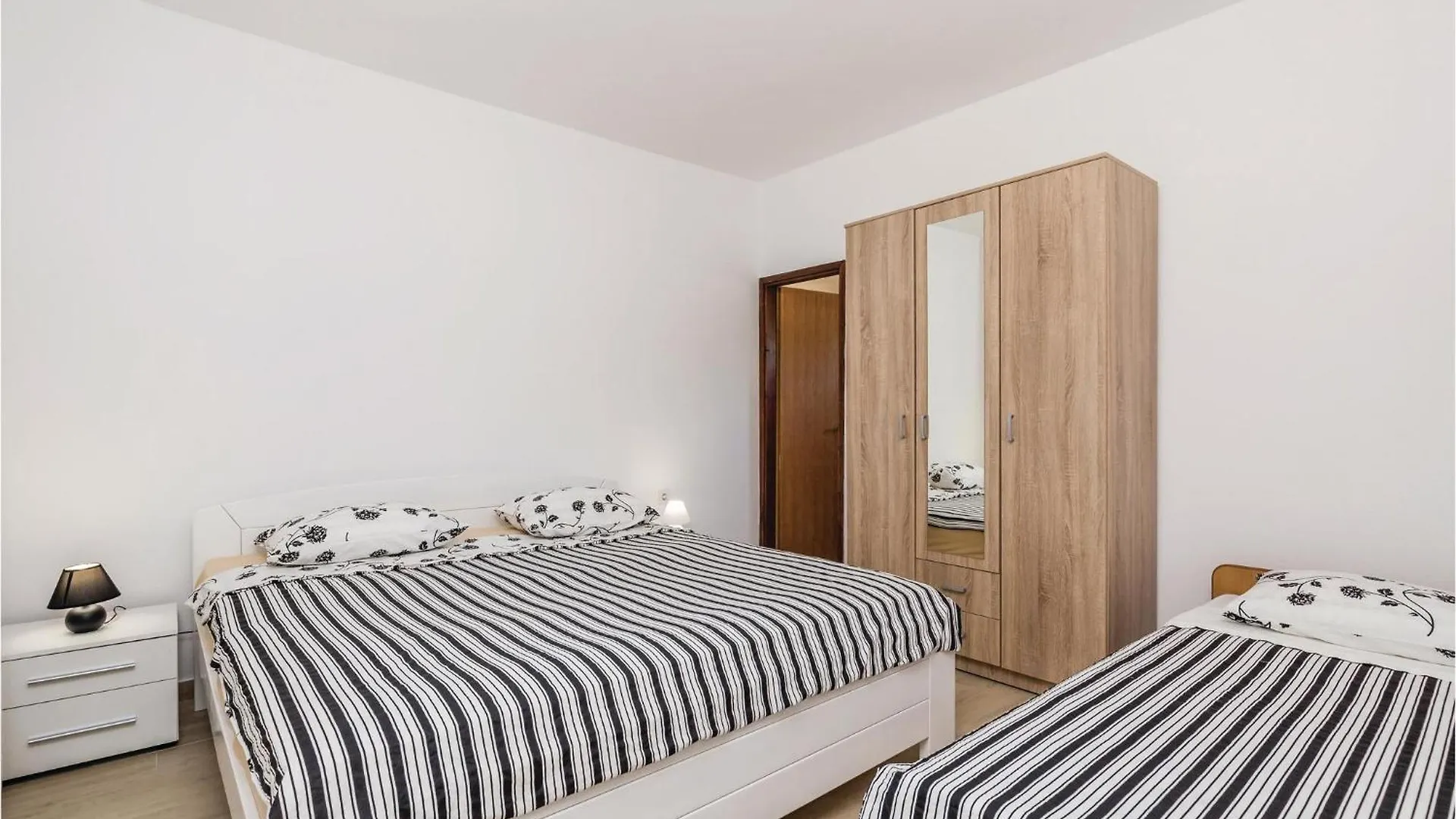Amazing Apartment In Barbat With 2 Bedrooms, Wifi And Outdoor Swimming Pool Barbat na Rabu