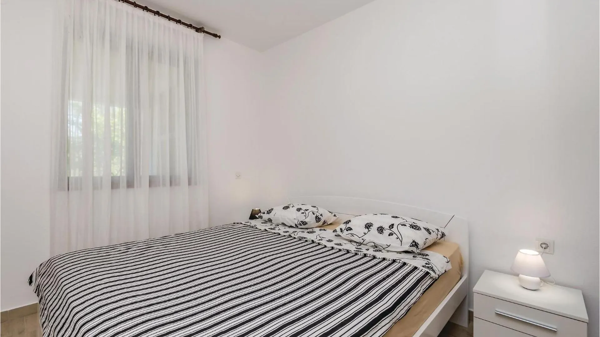 Amazing Apartment In Barbat With 2 Bedrooms, Wifi And Outdoor Swimming Pool Barbat na Rabu