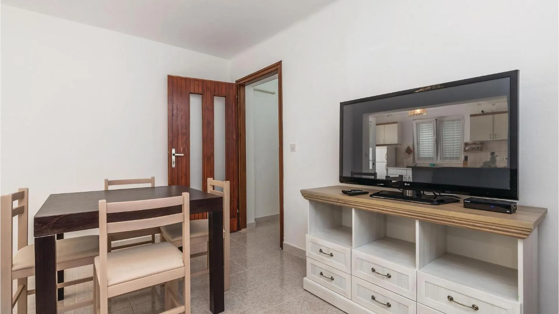 Amazing Apartment In Barbat With 2 Bedrooms, Wifi And Outdoor Swimming Pool Barbat na Rabu